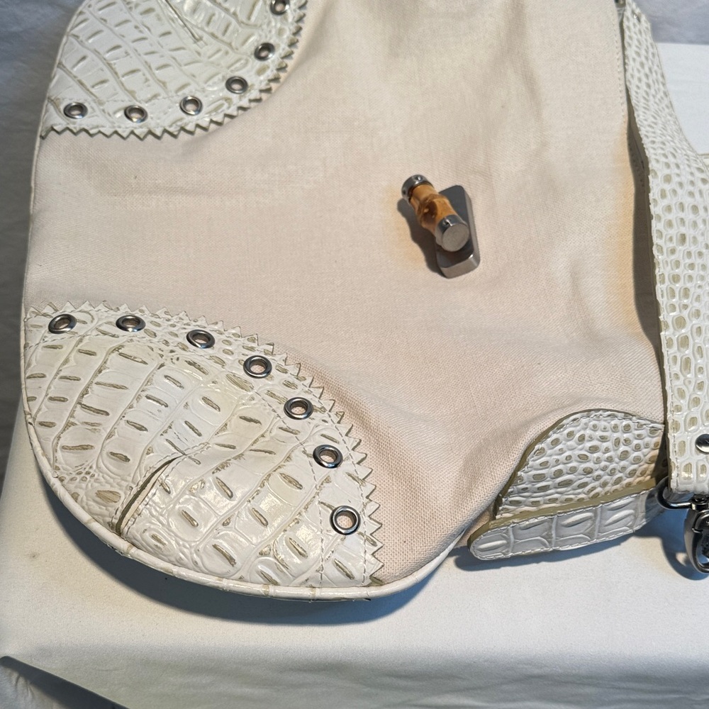Elegant White Crocodile-Embossed Shoulder Bag - Picture 6 of 14
